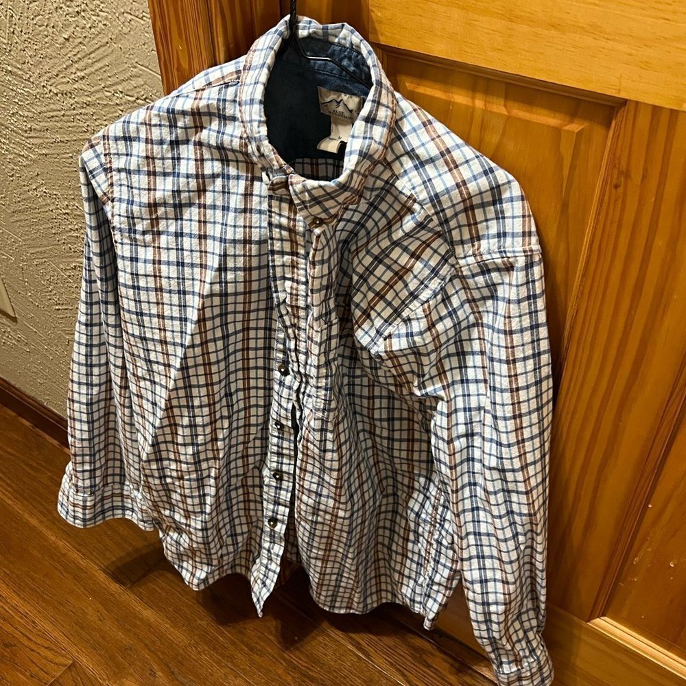 Men’s blue mountain size medium button down shirt